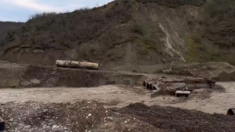Вследствие продолжительных дождей и повышения уровня воды в реке ЯрыкСу обрушились два пролета железнодорожного моста на перегоне Хасавюрт — КадиЮрт. Инцидент произошел на линии СевероКавказской железной дороги 