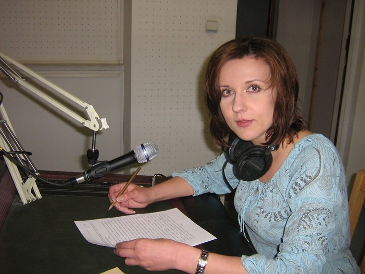 Редактор Оксана Cочилова готовится выйти в эфир с новостями