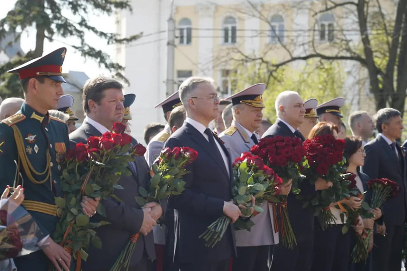 У мемориала Вечная Слава в Ставрополе глава региона Владимир Владимиров вместе с земляками возложил цветы к Вечному огню
