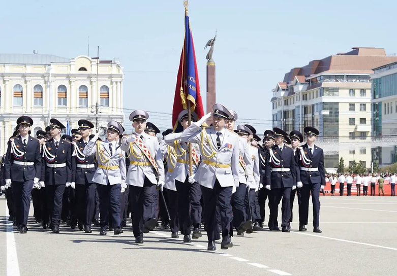 Колонны военных прошли мимо трибун, отдавая знак уважения ветеранам Великой Отечественной войны