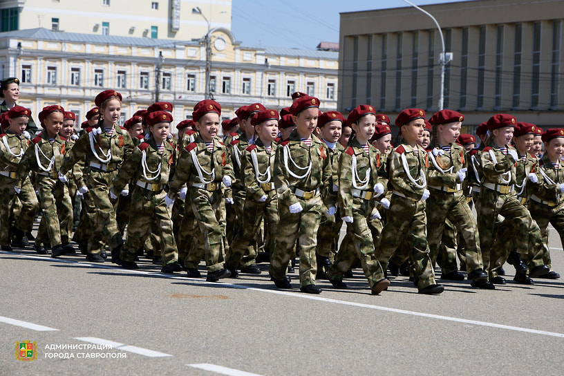 Отдельной колонной прошли дошкольники, которых обрядили в военную форму