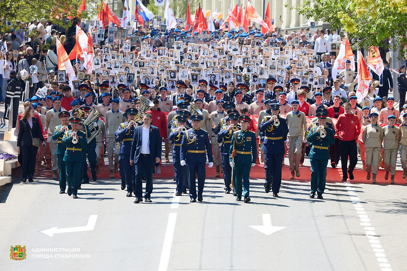 После парада стартовал «Бессмертный полк» — более 90 тысяч горожан вышли с портретами своих героев