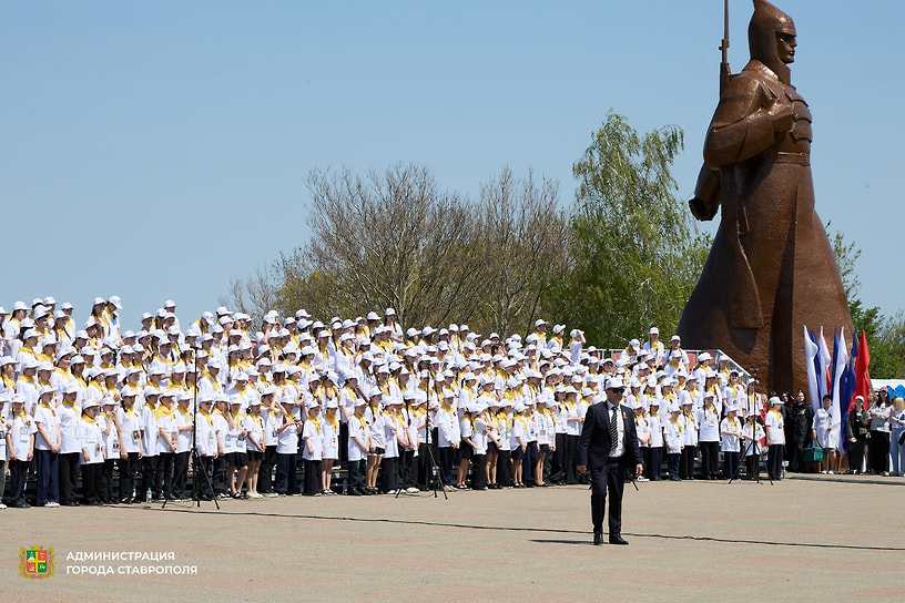 На Крепостной горе краевой сводный хор «Поющая юность Ставрополья» исполнил для ветеранов их любимые песни. Впервые тысячеголосый детский хор собрали в Ставрополе в 2015 году по инициативе губернатора Владимирова