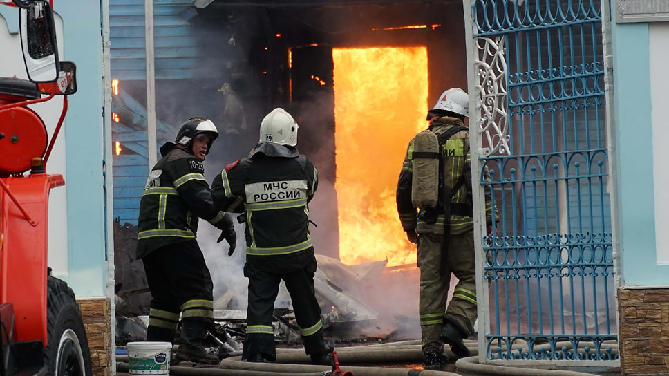 Пожарные оценивают обстановку у входа в храм перед очередной атакой на очаг возгорания. Внутри здания продолжалось интенсивное горение