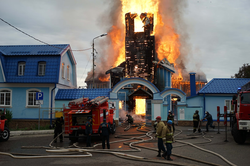 Огонь распространился по всей площади деревянного храма. Над зданием поднимался густой столб дыма, видимый из разных районов города