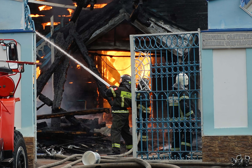 После частичного обрушения конструкций спасатели продолжили проливку наиболее опасных участков. Основной задачей было не допустить дальнейшего распространения огня