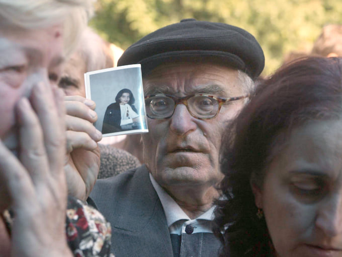 Жители Беслана искали пропавших после теракта родственников