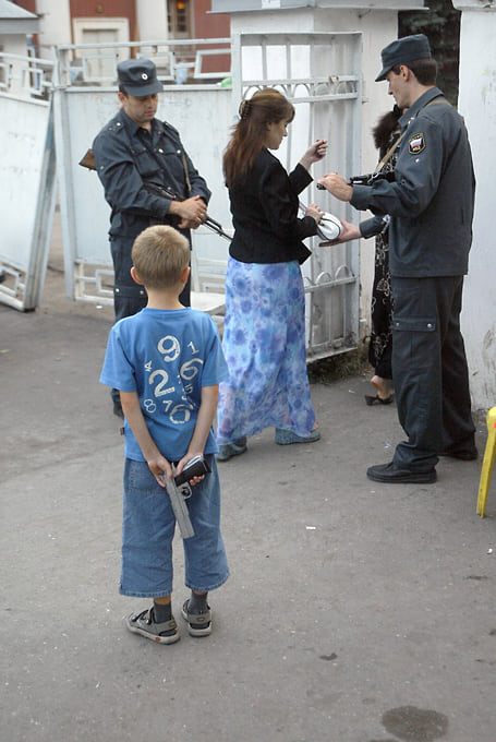 Родственники заложников начали собираться у оцепления уже в первые часы после захвата школы