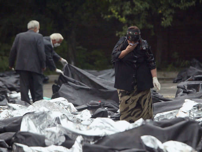 Тела погибших после теракта во дворе одного из зданий