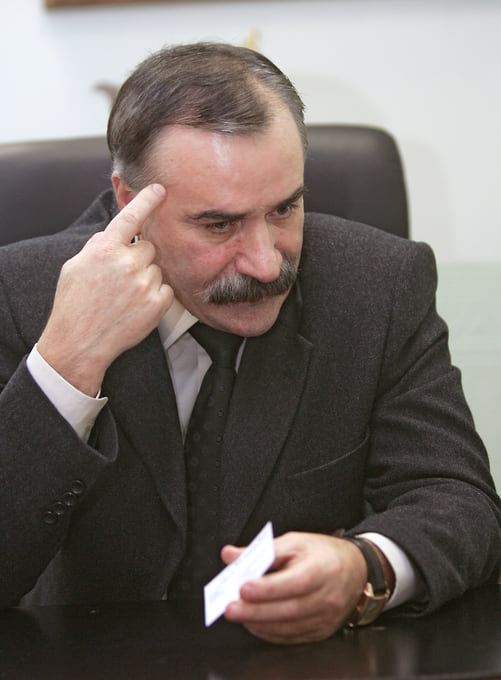 Во второй день в школу вошел бывший президент Ингушетии Руслан Аушев, участвовавший в переговорах
