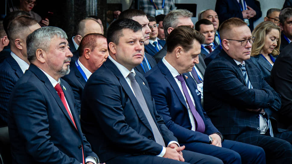 Спикер горсовета Уфы Марат Васимов (крайний слева) сообщил в СКР о возможных преступлениях в мэрии Уфы