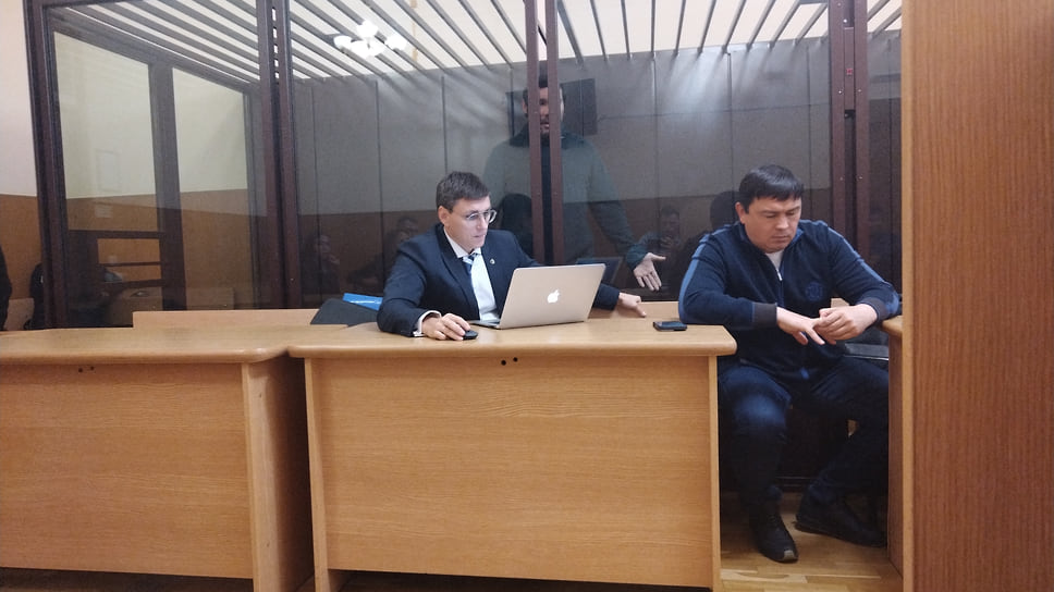 Справа — Ильдар Юланов, на заднем плане — Ирек Шарипов, по центру — Дмитрий Колесник, адвокат Шарипова