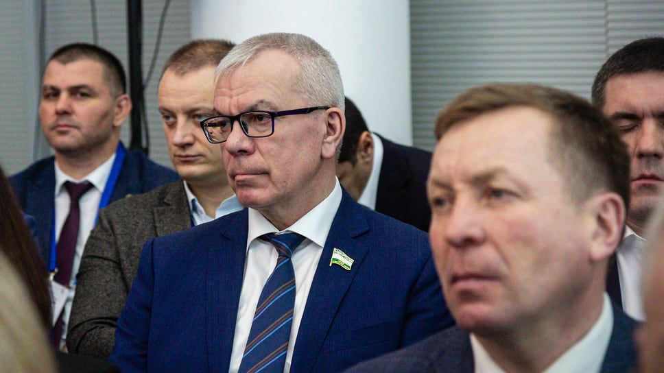 Исполняющий обязанности спикера Курултая Башкирии Салават Хусаинов (в центре) 