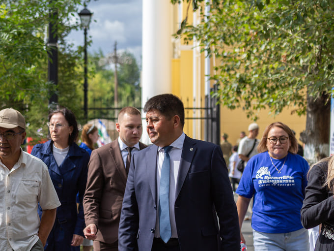 Исполняющий обязанности сити-менеджера Уфы Рустам Шарипов (в центре)