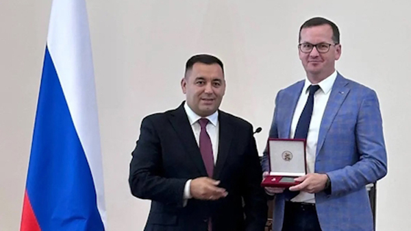Заместитель Премьер-министра РБ Рустем Газизов (слева) награждает директора ООО «БЭСК Инжиниринг» Ильнура Газизова