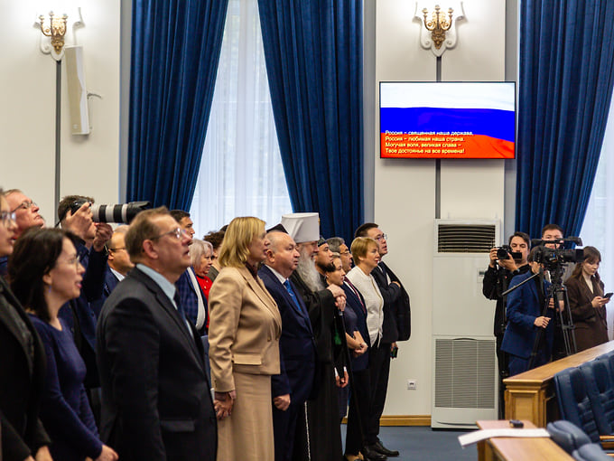 Спикер Марат Васимов предложил депутатам к следующему заседанию подучить гимны 