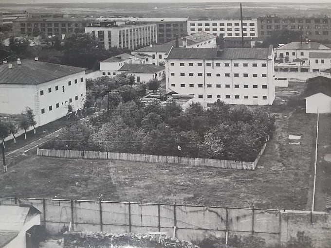 Комплекс зданий, расположенных за высоким забором на улице Достоевского, 39, в советское время именовался по-разному: тюрьмой №1, Уфимским исправдомом, Башкирским исправительно-трудовым домом, Башкирским центральным домом заключения. Неизменным оставалось только одно: начиная с момента основания и вплоть до настоящего времени учреждение носит первый номер и является базовым подразделением среди следственных изоляторов в республике