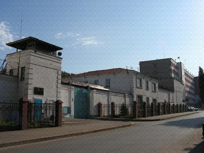 История следственного изолятора связана с переустройством губернских городов по европейскому образцу, начатому Екатериной II. Все губернские учреждения должны были разместиться в новых зданиях европейской архитектуры. Место для тюремного замка в Уфе выбрали на самой окраине города. Замок по улице, получившей название Тюремная (ныне улица Достоевского), построенный в 1784 году, стал одним из первых кирпичных зданий города. Остальные начали появляться в деревянной Уфе в конце царствования внука Екатерины II, императора Александра I
