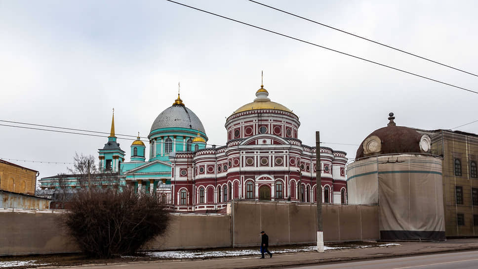 Слева — Знаменский кафедральный собор в Курске, справа — Воскресенская церковь