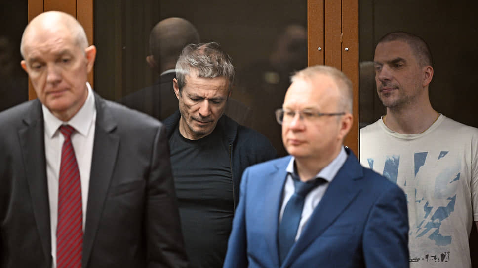 Основатель «Русагро» Вадим Мошкович (слева позади адвокатов) и бывший гендиректор компании Максим Басов (справа позади)