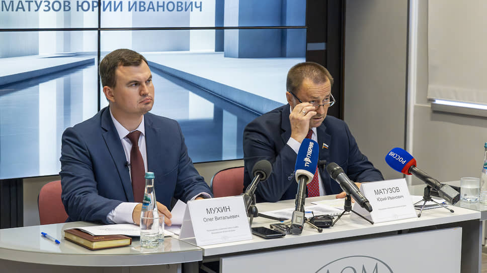 Председатель Воронежской областной Думы Юрий Матузов (справа) во время пресс-конференции по итогам весенней сессии регионального парламента в Областном Доме журналистов 