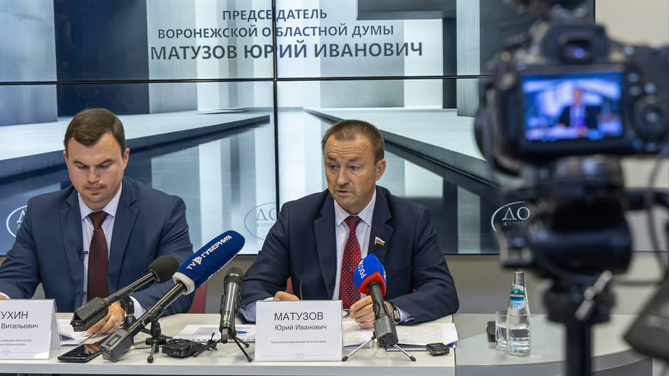 Председатель Воронежской областной Думы Юрий  Матузов (справа)  