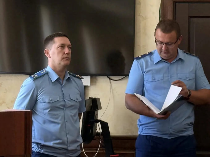 Прокурор Орловской области Алексей Тимошин (справа) представляет своего заместителя Владимира Ничипорчука (слева)