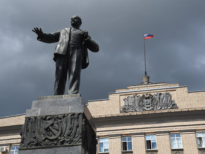 Памятник Ленину у здания правительства Орловской области 