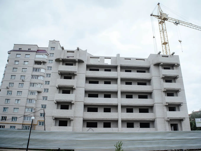Недостроенный МКД на улице Ленина в Железногорске Курской области 