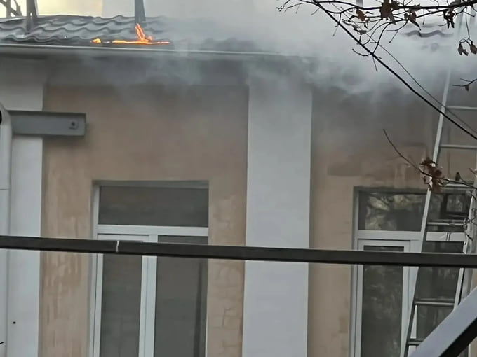 Пожар в административном здании в Курске после атаки ВСУ 