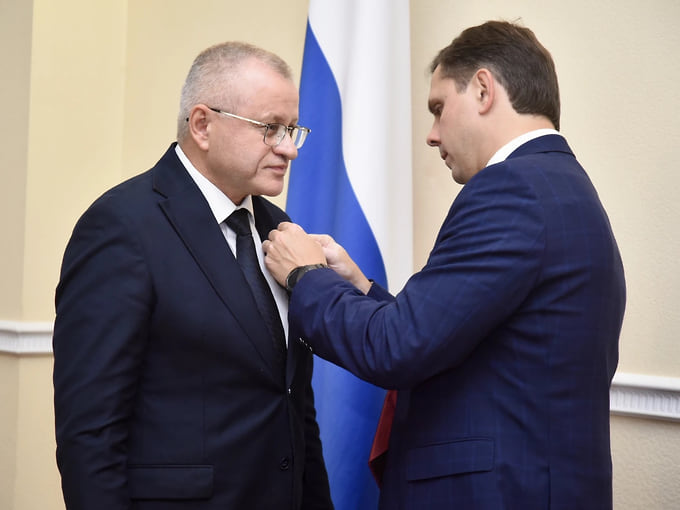 Губернатор Орловской области Андрей Клычков (справа) и экс-глава управления лесами в регионе Александр Насонов (слева)