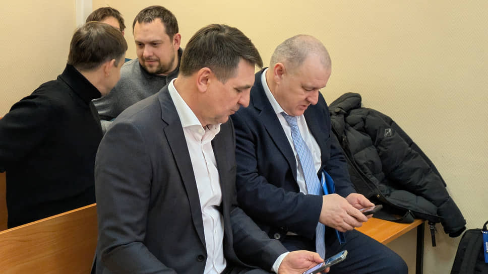 Депутат Госдумы Андрей Марков (слева) на суде по делу журналиста Александра Пирогова и адвокат Александр Федоров.