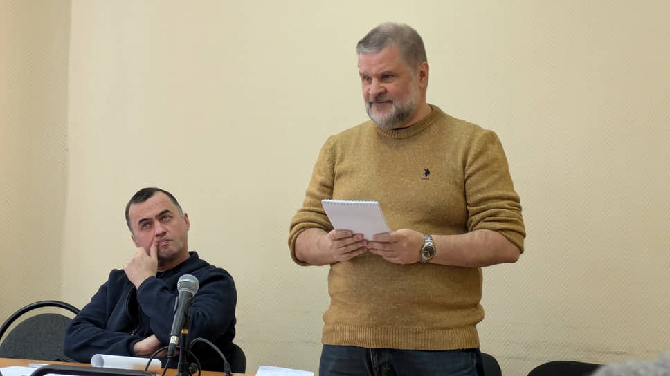 Вопросы депутату задал и сам Александр Пирогов (справа). Значительную часть из них судья сняла, в том числе вопрос о причине увольнения нынешнего депутата из УФСБ.