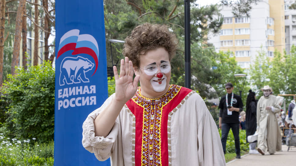 В шествии приняли участие коллективы из Москвы, Санкт-Петербурга, Самары, Ростова-на-Дону, Казани, Севастополя, Нижнего Новгорода, Королева и Воронежа. У каждого театра был собственный визуальный язык — от балаганной клоунады до пластических перформансов и уличного карнавала 