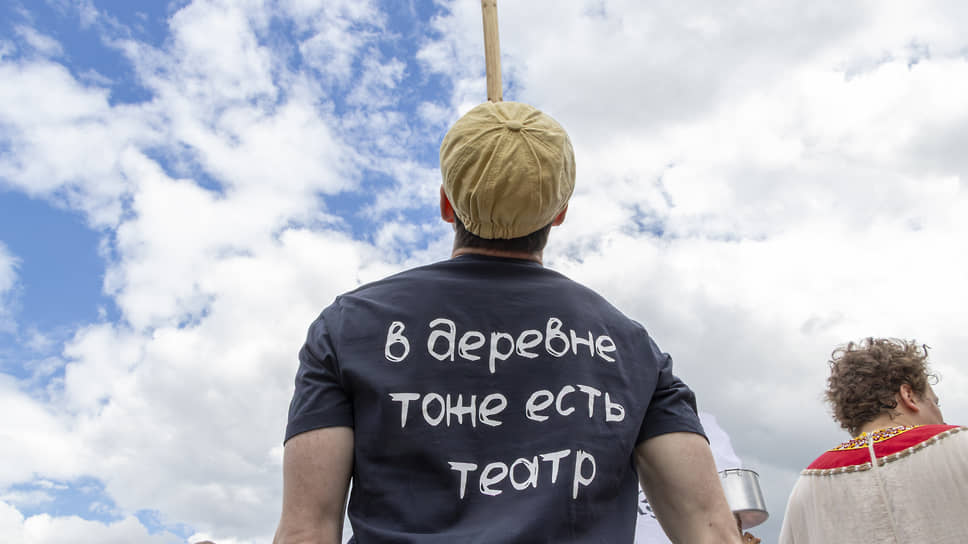 Шествие коллективов стало прологом двухдневного марафона уличных спектаклей, пластических перформансов и музыкальных постановок. После прохода артистов зрители расходились по площадкам фестиваля, где представления продолжаются до позднего вечера 