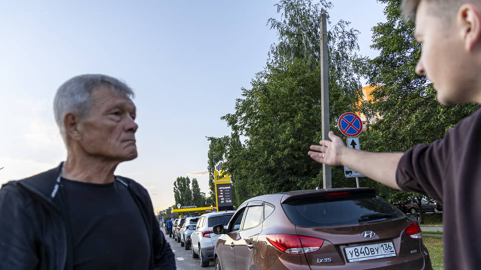 Во время ожидания автомобилисты обсуждали между собой, где еще можно найти бензин и как быстро движутся очереди