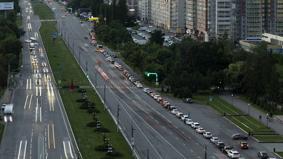 Первые сообщения о перебоях с поставками топлива появились во второй половине июня, тогда местные власти называли ситуацию временной