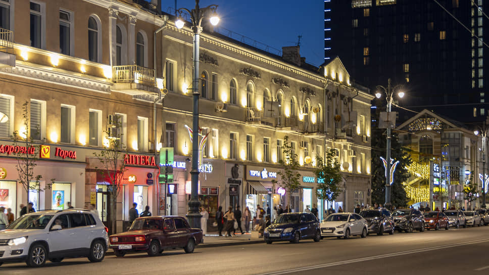 Проспект Революции в вечернее время 