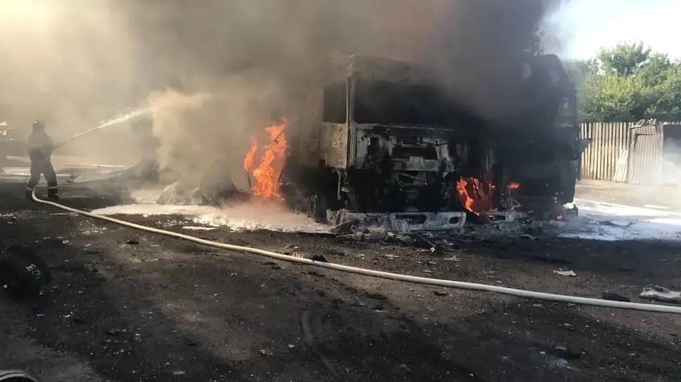 Пожарные тушат транспортное средство после атаки в Белгородской области