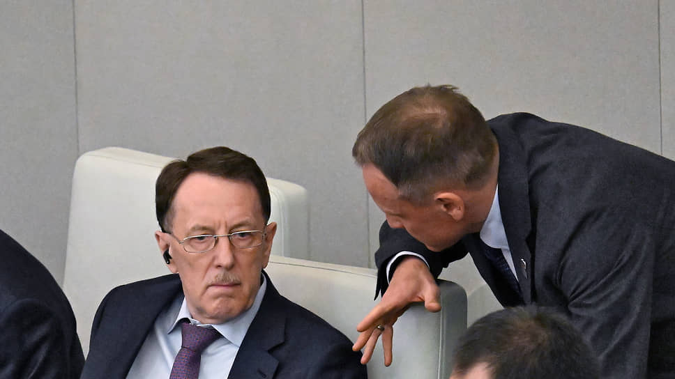 Зампредседателя Государственной думы России Алексей Гордеев (слева) и член комитета ГД России по строительству и жилищно-коммунальному хозяйству Александр Сидякин на заседании Госдумы