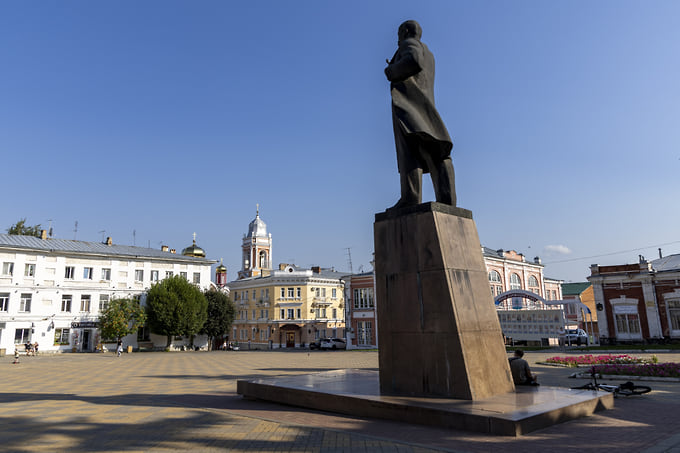 До революции нынешняя площадь Ленина называлась Архангельской, а ее пространство занимали магазины и лавки. Первый памятник Владимиру Ленину открыли здесь в 1935 году, нынешний — в 1988-м