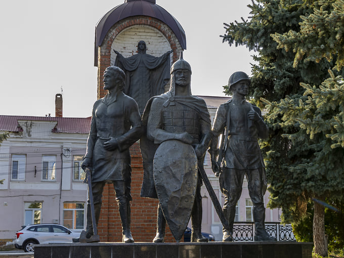 На Красной площади в 1996 году установлен памятник к 850-летию города. Он изображает фигуры русского князя, елецкого ополченца, солдата Великой Отечественной войны и Родины-матери