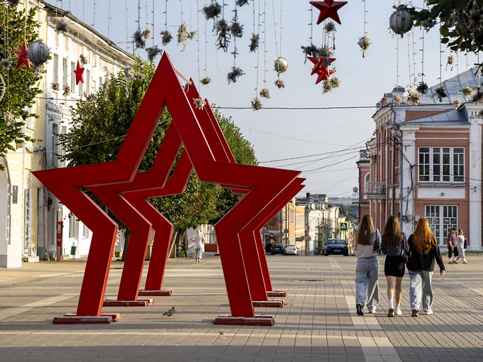 В XIX веке центром деловой жизни Ельца была Торговая улица (ныне — улица Мира): здесь работали магазины, гостиницы, увеселительные заведения