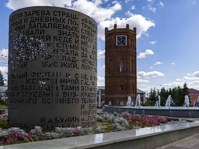 Иван Бунин провел в Ельце гимназические годы. В сквере его имени строки писателя на стелле соседствуют с другим городским символом — Елецкими курантами. Часы установили на бывшей водонапорной башне в 1970-х годах