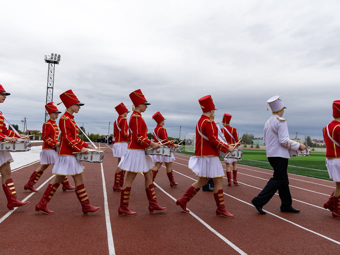 Перед матчем беговая дорожка на несколько минут превратилась в парадный маршрут для артистов