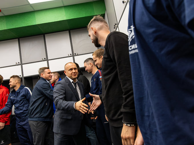 Министр физической культуры и спорта Воронежской области Павел Чибисов приветствует футболистов во время осмотра арены