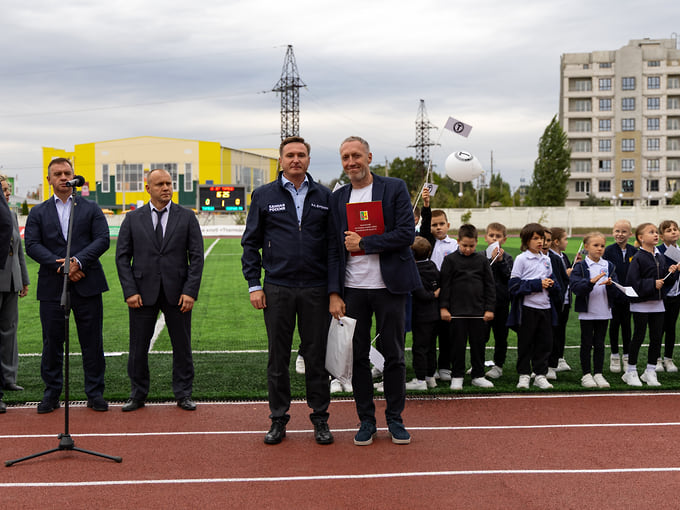 На церемонии наградили Максима Романова (справа), руководителя выполнившей капремонт компании «ПСТ Сервис»