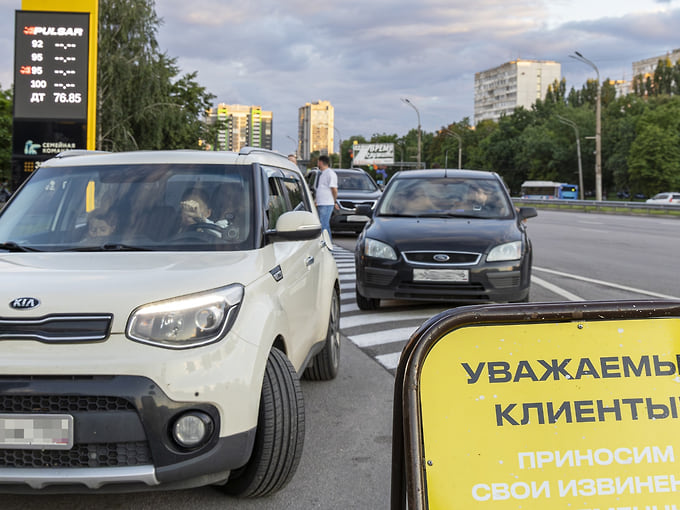  Очередь автомобилей на автозаправочной станции в Воронеже 