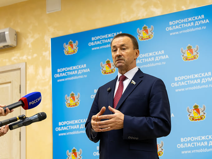 Юрий Матузов на пресс-подходе после заседания облдумы