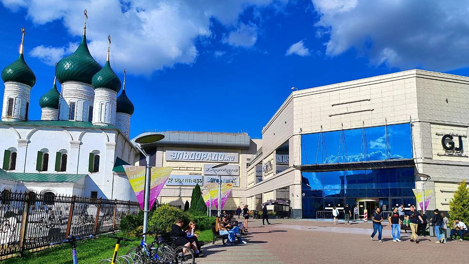 Церковь Вознесения Господня и ТЦ "Аура" в Ярославле